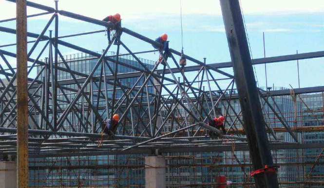 朔州论网架装配施工中搭设脚手架应当留神的事故